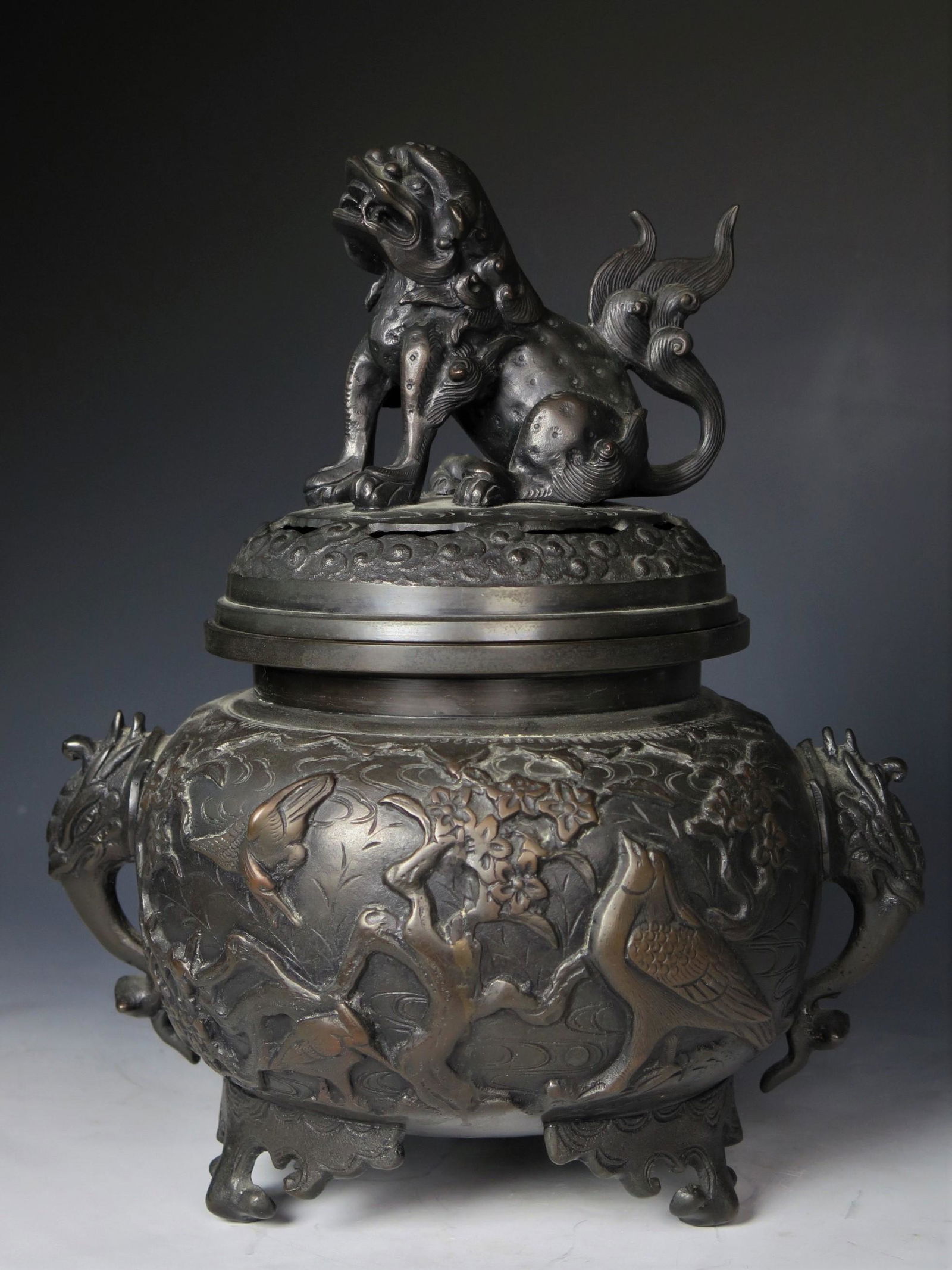 JAPANESE BRONZE INCENSE BURNER WITH FOO DOG FINIAL: JAPANESE BRONZE INCENSE BURNER WITH FOO DOG FINIAL Dimension: 11 3/4" (30 cm) H. PROVENANCE: Private Virginia collection. A LIST OF RECOMMENDED THIRD-PARTY SHIPPER IS AVAILABLE UNDER SHIPPING INFORMAT