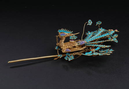 A Fine And Rare King Fisher Feather Decorated Silver Phoenix Hairpin: A Fine And Rare King Fisher Feather Decorated Silver Phoenix Hairpin Finely weaved in phoenix form in filigree, decorated with kingfisher feather, attached with a long hair pin. Dimension: L:21.5CM W: