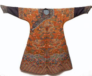 A HIGHLY IMPORTANT CHINESE IMPERIAL EMBROIDERED DRAGON ROBE