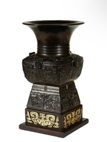 A CARVED ROSEWOOD RAM BEAKER VASE