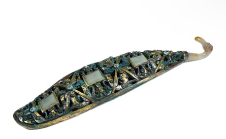 A HARDSTONES DECORATED GOLD AND SILVER INLAID BELTHOOK