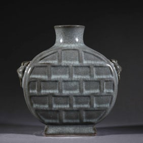 A GE-WARE PORCELAIN VASE BIANHU