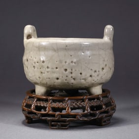A GUAN-WARE TRIPOD CENSER