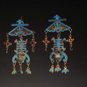 A KING FISHER FEATHER DECORATED EARRINGS