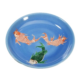 A WUCAI GLAZE CARPS SAUCER