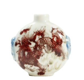 A UNDERGLAZE BLUE AND COPPER RED DRAGON SNUFF BOTTLE