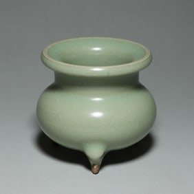 A LONGQUAN CELADON GLAZE TRIPOD CENSER