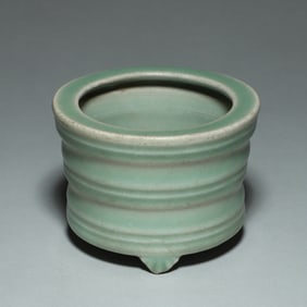 A LONGQUAN CELADON GLAZE TRIPOD CENSER