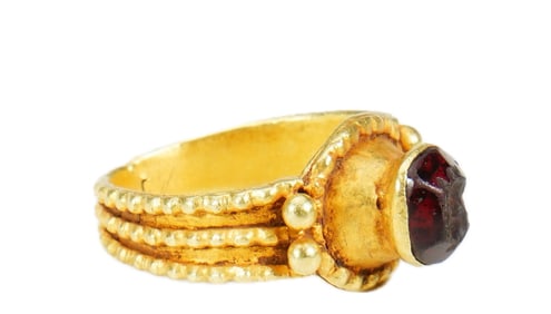 A SASANIAN GOLD AND GARNET INTAGLIO RING CIRCA 5TH-6TH CENTURY A.D.