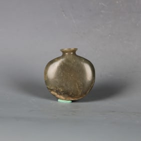 A JADE SNUFF BOTTLE
