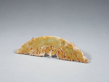 AN UNUSUAL CARVED AND RETICULATED JADE ARCH HUANG