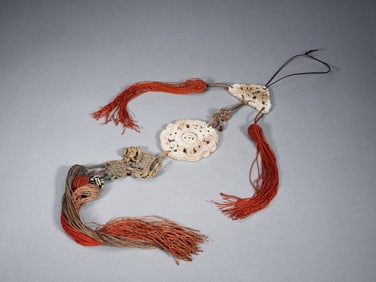 A CHINESE CARVED JADE PENDANT