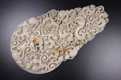 A FINELY CARVED WHITE JADE DECORATION