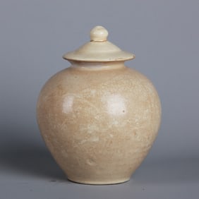 A MONOCHROME GLAZE POTTERY JAR WITH COVER