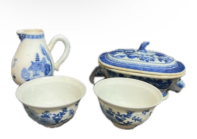 CHINESE BLUE AND WHITE PORCELAIN SERVING SET