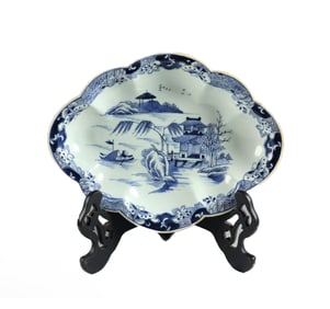 CHINESE BLUE AND WHITE OVAL SCALLOPED PORCELAIN BOWL