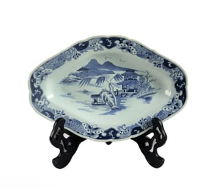 CHINESE BLUE AND WHITE OVAL SCALLOPED PORCELAIN BOWL