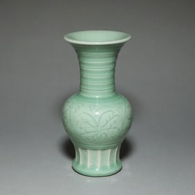 CHINESE CELADON GLAZED PORCELAIN VASE