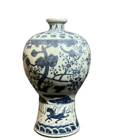CHINESE BLUE AND WHITE PORCELAIN VASE