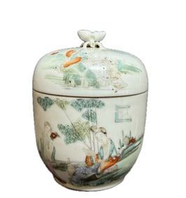 FAMILLE ROSE PORCELAIN LIDDED  JAR