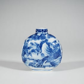 A BLUE AND WHITE DEER SNUFF BOTTLE