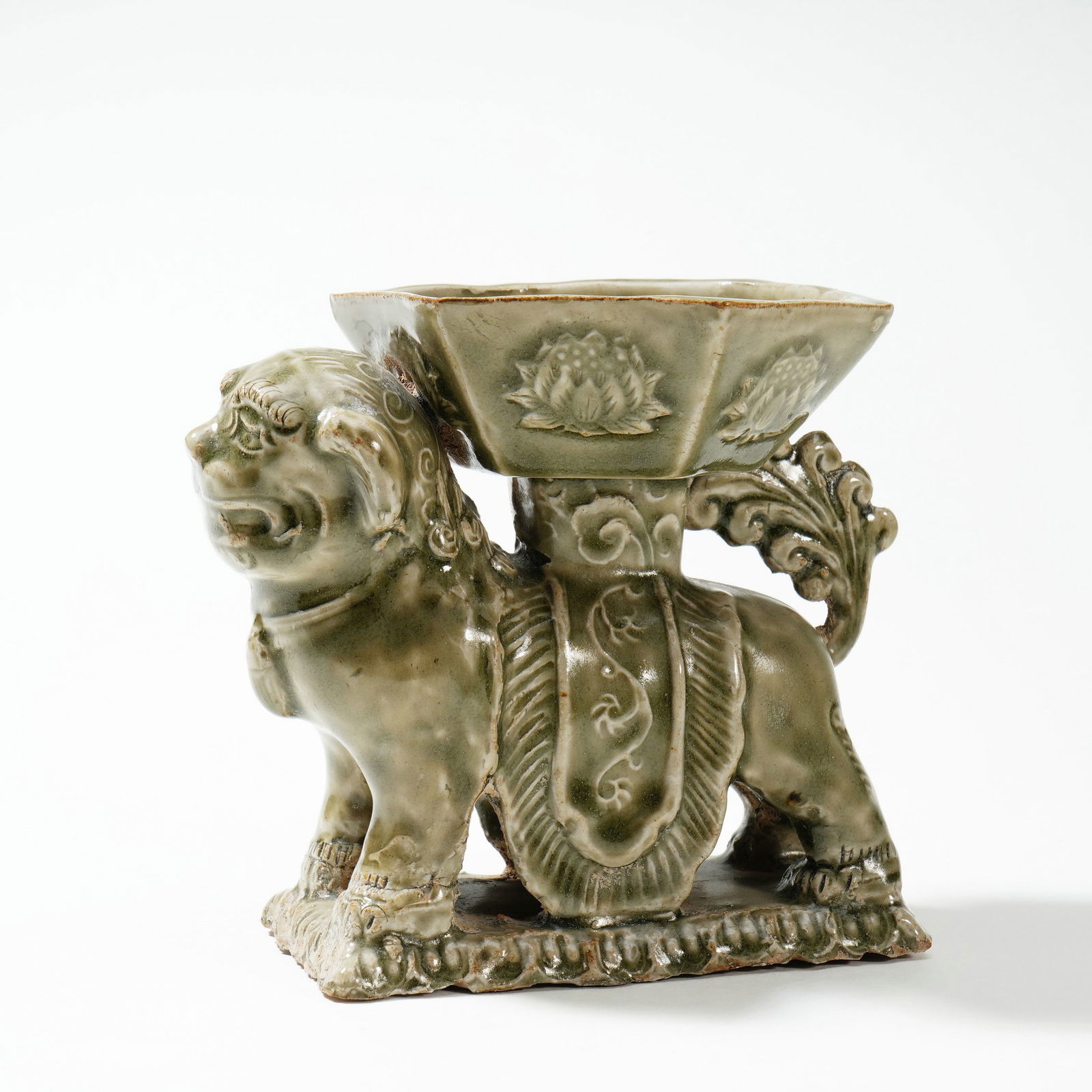A YAOZHOU-TYPE MYTHICAL BEAST LAMP HORDER (1 of 7)