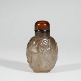 A CARVED CHILONG ROCK CRYSTAL SNUFF BOTTLE