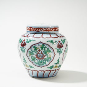 A WUCAI GLAZE JAR WITH COVER
