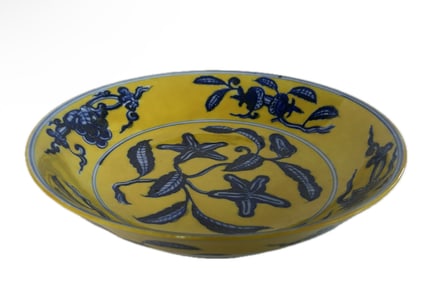 A YELLOW GROUND PORCELAIN PLATE WIITH MARK