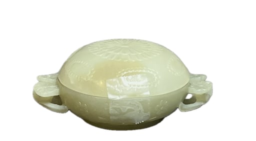 A CARVED CHINESE JADE BOX