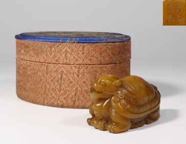 A YELLOW AND GREEN ENAMELED BRUSH WITH HANDLES