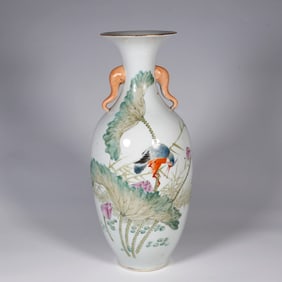 CHINESE PAINTED PORCELAIN VASE