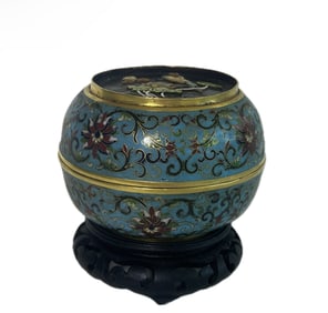 A CLOISONNE ENAMEL BOX WITH STONES