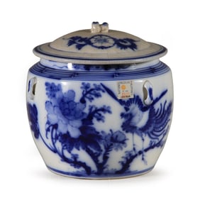 A CHINESE BLUE AND WHITE COVERED JAR