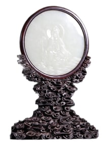 A FINE HETIAN JADE CIRCULAR TAPLE SCREEN WITH GUANYIN ND INSCRIBED POEM