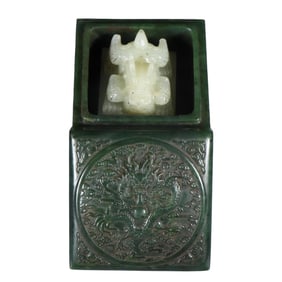 A FINELY CARVED WHITE JADE SEAL WITH SPINACH JADE BOX