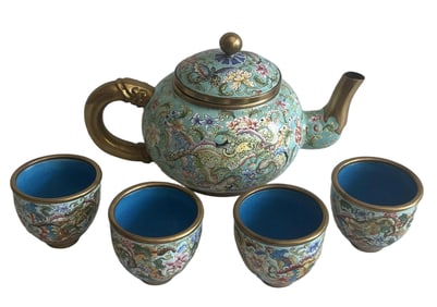 A GILT AND ENAMEL-PAINTED TEAPOT AND CUPS SET