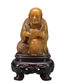 FINELY CARVED TIANHUANG SOAPSTONE LUOHAN, SIGNED YANG YUXUAN