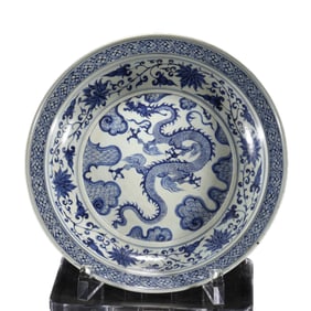 A BLUE AND WHITE PORCELAIN DISH