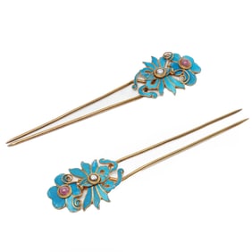 PAIR HARDSTONES INLAID KING FISHER FEATHER DECORATED SILVER-GILT HAIRPINS