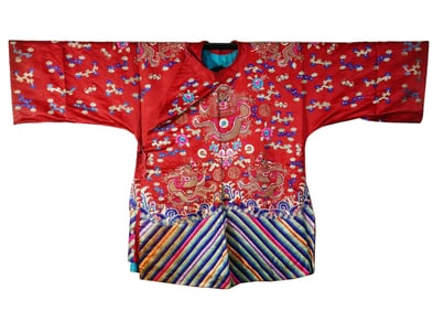 A CHINESE EMBROIDERED DRAGONS LADY ROBE