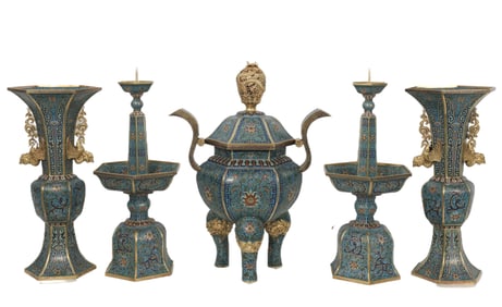 A CLOISONNE ENAMEL FIVE-PIECE GARNITURE WUGONG
