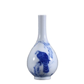 A BLUE AND WHITE PEAR SHAPED VASE