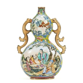 A PAINTED ENAMEL BRONZE SNUFF BOTTLE