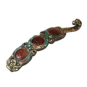 A VERY RARE GOLD AND SILVER DECORATED HARDSTONES INLAID BRONZE BELTHOOK