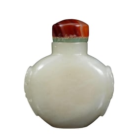 A WHITE JADE SNUFF BOTTLE