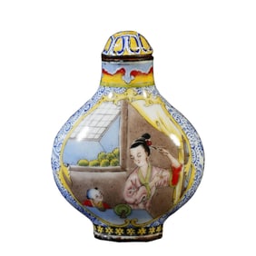 A CHINESE PAINTED ENAMEL SNUFF BOTTLE