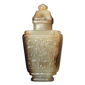 A CHINESE ARCHAISTIC JADE SNUFF BOTTLE