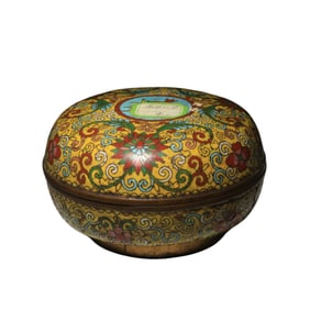 A CLOISONNE ENAMEL BOX WITH COVER
