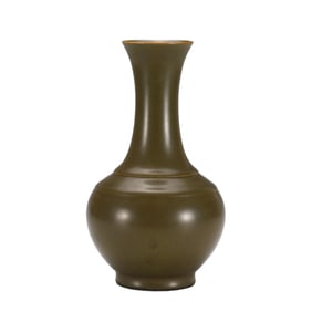 A CHINESE TEA DUST GLAZE PORCELAIN VASE,QIANLONG